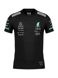 Frente da camiseta dryfit preta com o traçado de patrocínio no peito