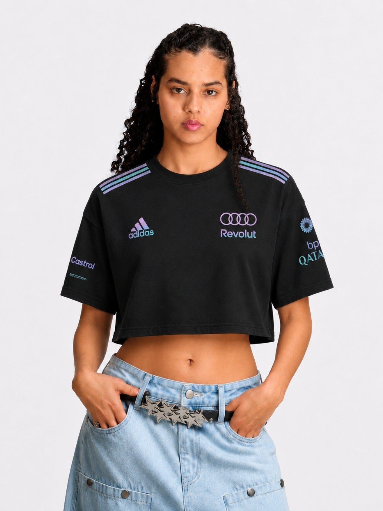 Modelo vestindo o cropped F1 Audi Miami Edition preto com saia jeans