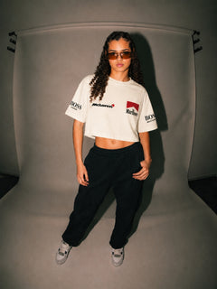Modelo vestindo o cropped F1 McLaren Marlboro Retrô off white com calça preta