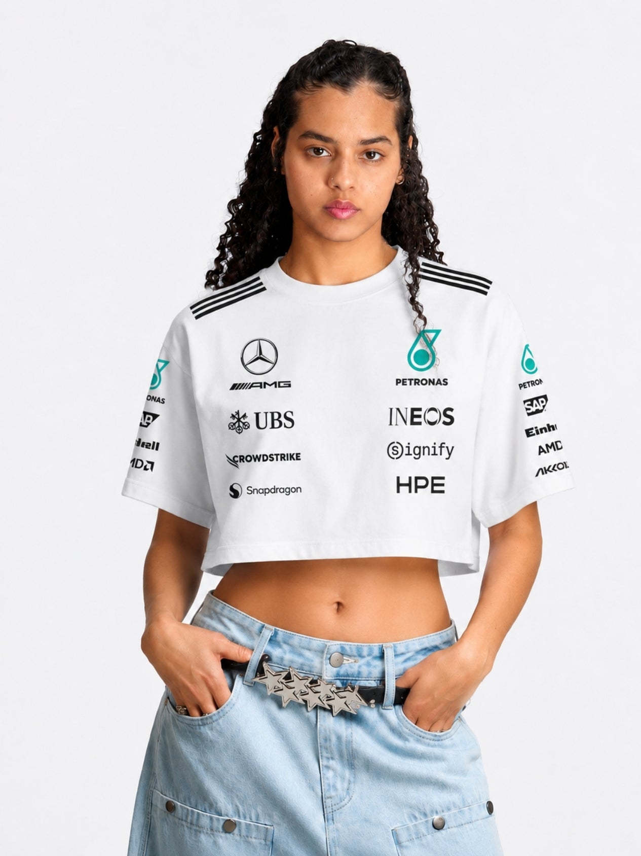 Modelo vestindo o cropped F1 Mercedes AMG Petronas branco com saia jeans