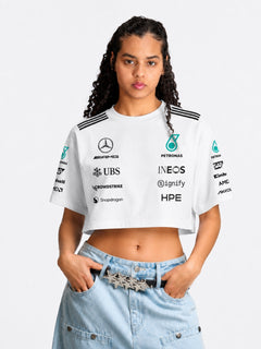 Modelo vestindo o cropped F1 Mercedes AMG Petronas branco com saia jeans